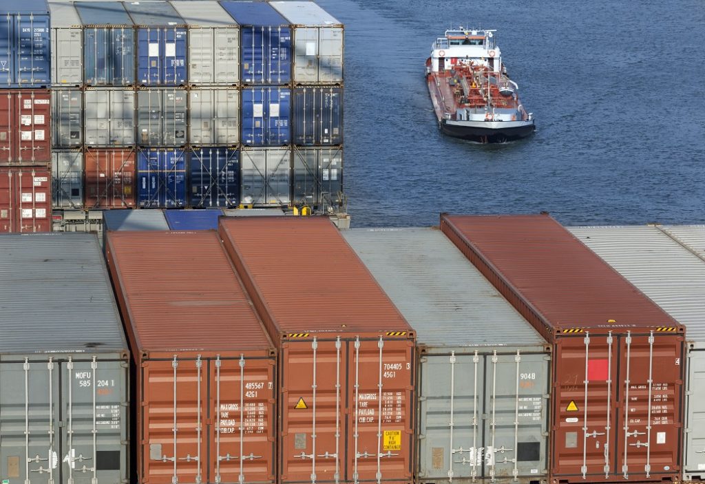 U.S. FMC probes eight container lines over congestion surcharges