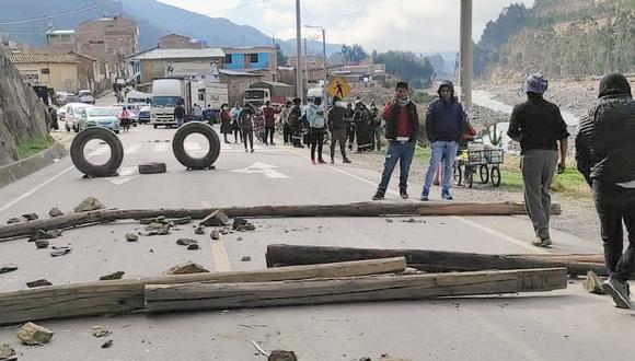 Strikes in Peru block major highways, affecting transportation