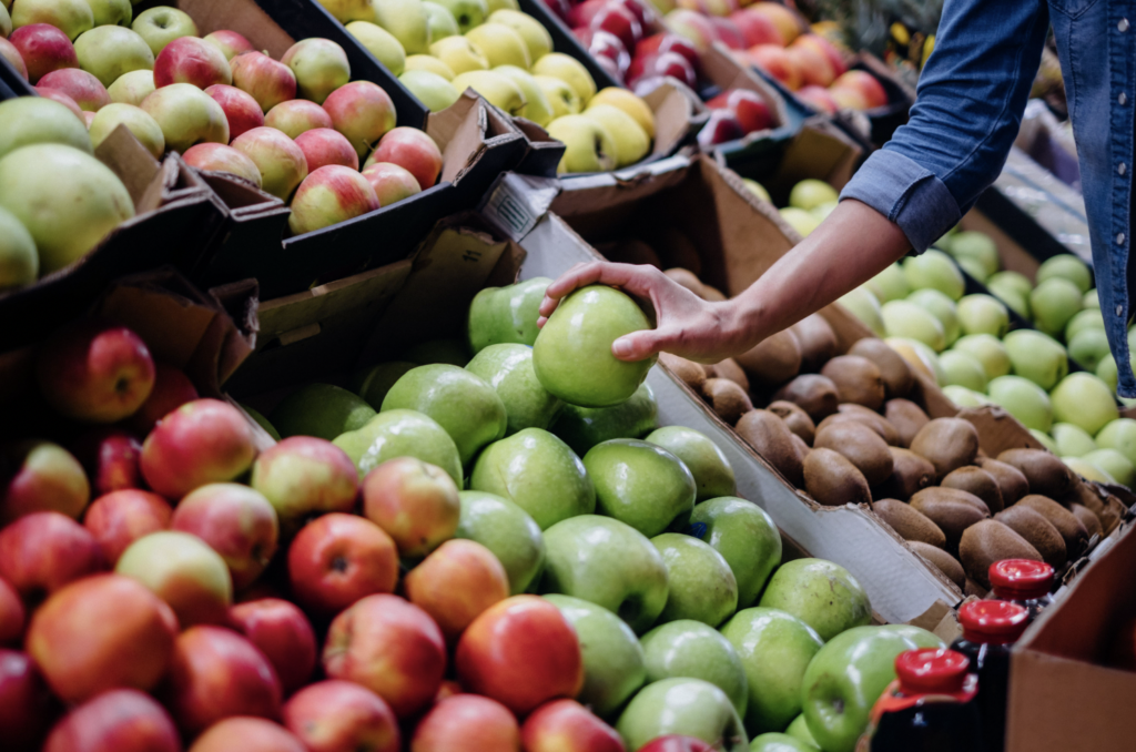 Fruit hand. Всемирный день яблок. Мировой рынок фруктов. Яблочный день в странах мира.