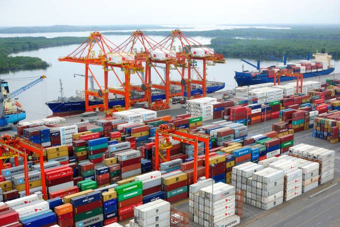 Shipping facilities in Guayaquil, Ecuador