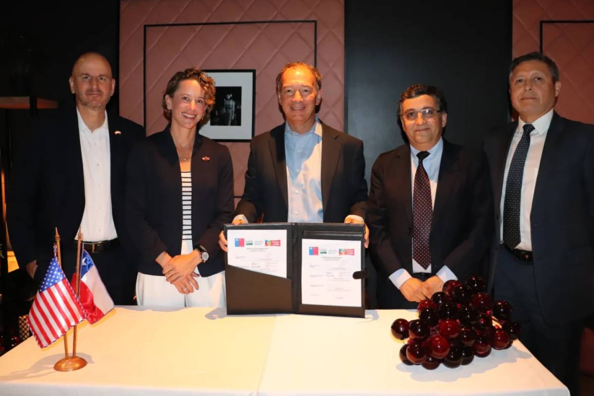 USDA-APHIS, SAG, and Frutas de Chile update key pre-shipment program agreement