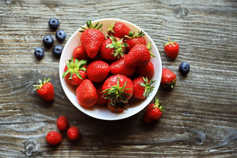strawberries and blueberries high in flavonoid in bowl