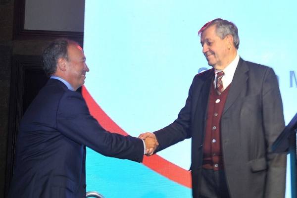 Ronald Bown shakes hands with Ivan Marambio