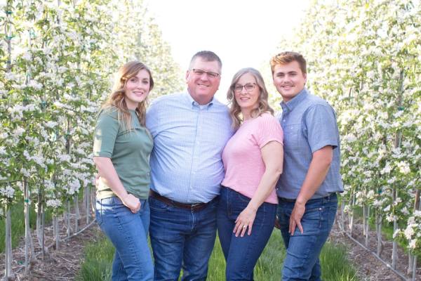 Michigan Apples Chair Kim Kropf and her family