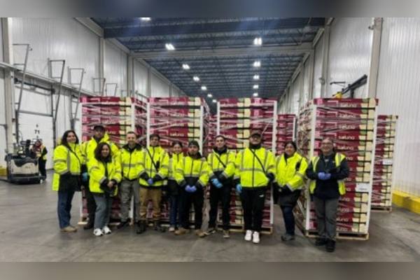 Oppy's team receiving Soluna apple shipment