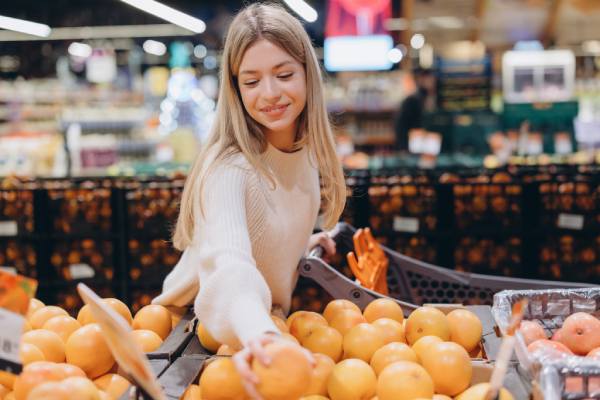 Person buying potentially Chilean citrus