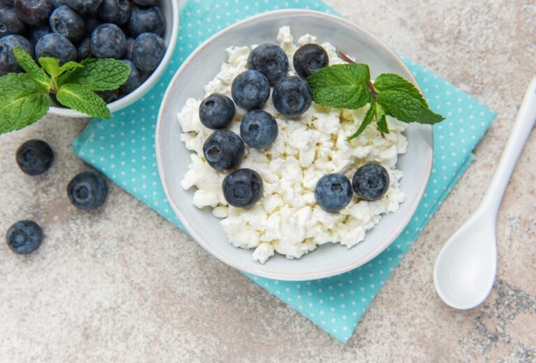 Blueberries breakfast bowl